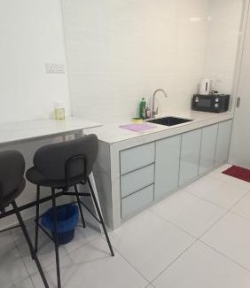 Bukit Indah Apartment | Sky Trees 2 Guests Nflix Balcony Aeon Pool