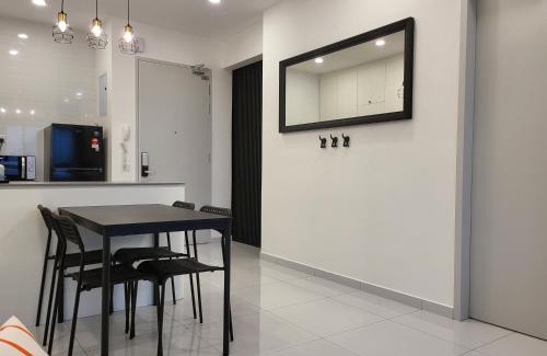 Bukit Indah Apartment | Sky Trees at AEON Bukit Indah with Netflix and Wifi