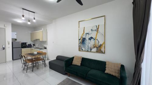 Bukit Indah Apartment | Sky Trees Bukit Indah AEON 2BED 5pax netflix Aircond
