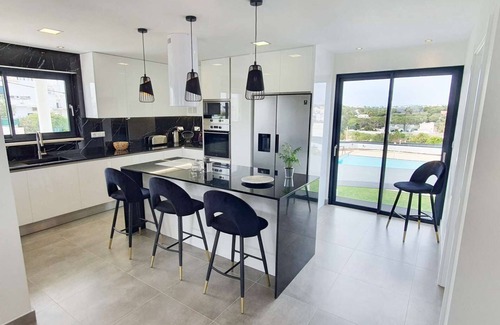 Olhos D'Agua Villa | Sky Villa by Laranjal Rentals