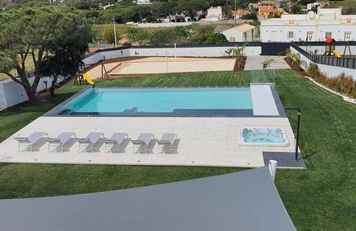 Olhos D'Agua Villa | Sky Villa by Laranjal Rentals