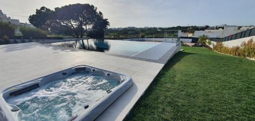 Olhos D'Agua Villa | Sky Villa by Laranjal Rentals