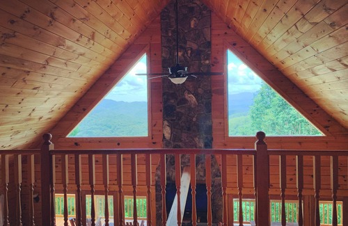 Bryson City Cabin | Skycove Retreat Great Smoky Mtns Hot Tub WiFi King Bed