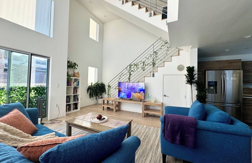 Mid-Wilshire House | Skydeck MidWilshire Modern Townhome with Garage, Rooftop Patio, and Loft Office