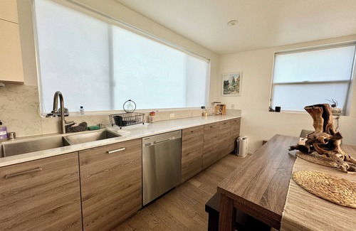 Mid-Wilshire House | Skydeck MidWilshire Modern Townhome with Garage, Rooftop Patio, and Loft Office