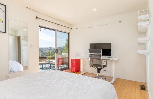North Philadelphia House | Skydeck Suite by KreitzBooking