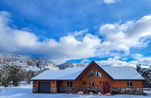 Orderville House | Skyfall Cabin. Stunning views, Hot Tub, minutes from Zion