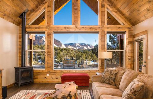 Orderville House | Skyfall Cabin. Stunning views, Hot Tub, minutes from Zion