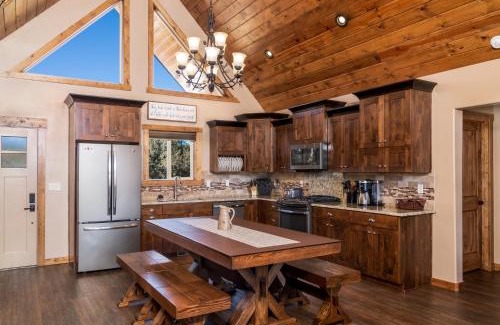Orderville House | Skyfall Cabin. Stunning views, Hot Tub, minutes from Zion