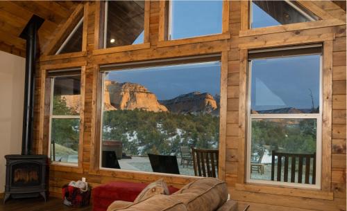 Orderville House | Skyfall Cabin. Stunning views, Hot Tub, minutes from Zion