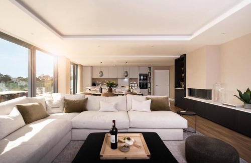 Maenporth Apartment | Skyfall is a 3 bedroom, duplex, penthouse apartment above Gyllyngvase beach