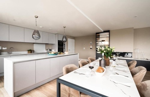 Maenporth Apartment | Skyfall is a 3 bedroom, duplex, penthouse apartment above Gyllyngvase beach