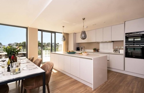 Maenporth Apartment | Skyfall is a 3 bedroom, duplex, penthouse apartment above Gyllyngvase beach