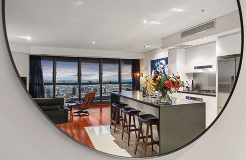 Brisbane Central Business District Apartment | Skyhigh Executive! ~ 2Bed/2Bath/1Car/Views ~ CBD