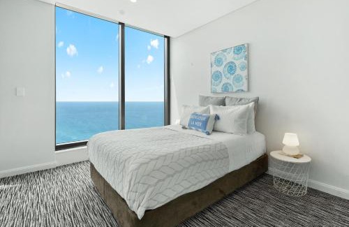 Surfers Paradise Apartment | Skyhigh Suite with Ocean Views - Pet Friendly