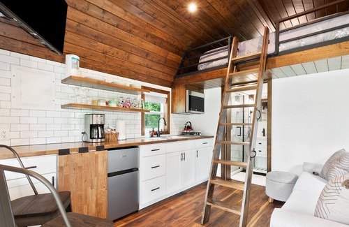 Monroe House | Skyko Estate Tiny House -beachfront, pet friendly, near wine country+hikes