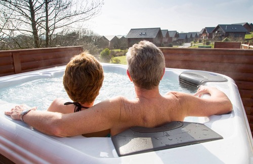 Winnard's Perch Ski Chalet | Skylark sleeps 8 private Hot Tub & Dogs welcome Nr Padstow, Resort Pool Bar & Watersports