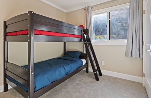 Vernon Condo | Skylift Lodge - Spacious luxury slopeside family condo