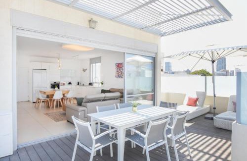 Tel Aviv City Center Apartment | Skylight 3BR in Bograshov by HolyGuest