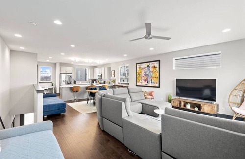Katie Hill Neighborhood House | Skyline Deck/2 Miles to Broadway