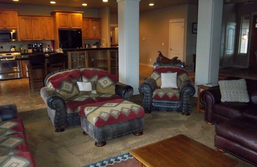 Bend Cabin | Skyline Lodge, Gorgeous Setting, Walk to Downtown!