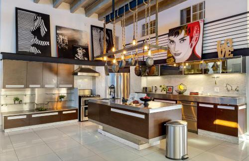 Historic Core House | Skyline Lofts by AvantStay: a multi-level industrial-chic retreat in DTLA with rooftop views soaring ceilings steps to dining music culture