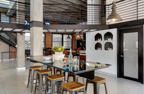 Historic Core House | Skyline Lofts by AvantStay: a multi-level industrial-chic retreat in DTLA with rooftop views soaring ceilings steps to dining music culture
