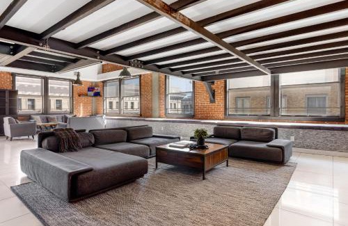 Historic Core House | Skyline Lofts by AvantStay: a multi-level industrial-chic retreat in DTLA with rooftop views soaring ceilings steps to dining music culture