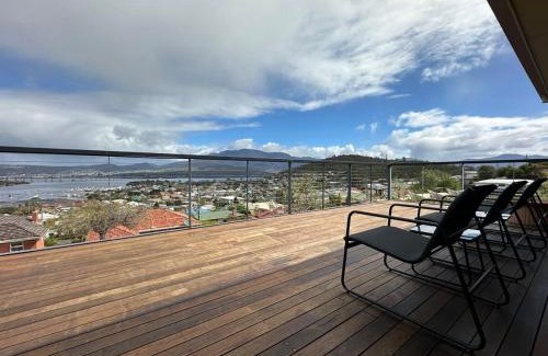 Lindisfarne House | Skyline Serenity House - Close to city and airport