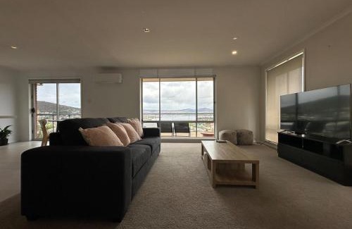 Lindisfarne House | Skyline Serenity House - Close to city and airport