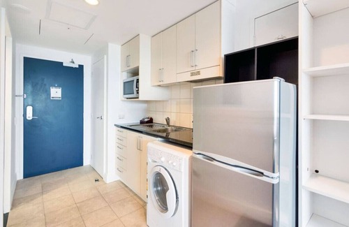 Takapuna Apartment | Skyline Sojourn Studio with Parking and Sea Views