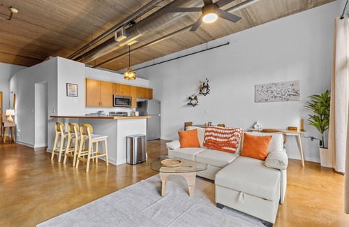 Fourth Ward Apartment | Skyline Vibes, Walk to Stadium, Long Stay Ready