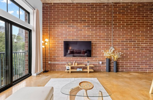 Fourth Ward Apartment | Skyline Vibes, Walk to Stadium, Long Stay Ready