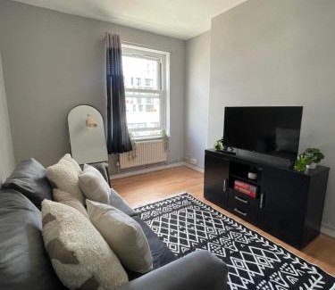Whitechapel Apartment | Skyline View Apartment, Close to Tube & Central