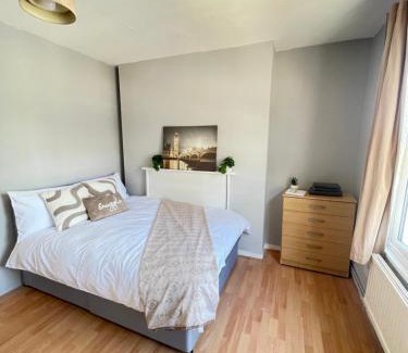 Whitechapel Apartment | Skyline View Apartment, Close to Tube & Central