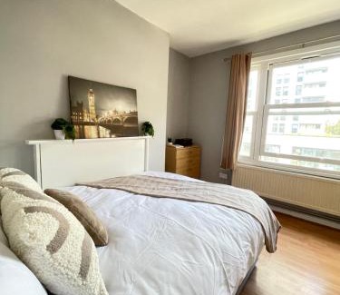 Whitechapel Apartment | Skyline View Apartment, Close to Tube & Central