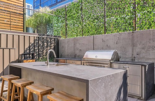Downtown Nashville Condo | Skyline Views from Nashville Penthouse – Pool & Walkable to Broadway