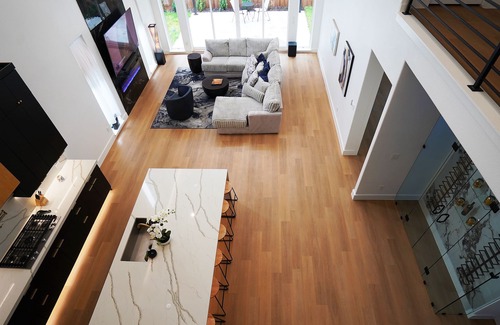 West Dallas House | SkyLuxe Five Modern 5BR/3.5BA Rooftop + Photo Studio with a Private Office