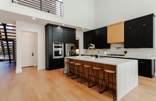 West Dallas House | SkyLuxe Five Modern 5BR/3.5BA Rooftop + Photo Studio with a Private Office