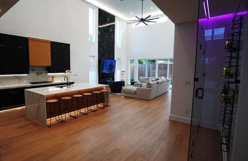 West Dallas House | SkyLuxe Five Modern 5BR/3.5BA Rooftop + Photo Studio with a Private Office