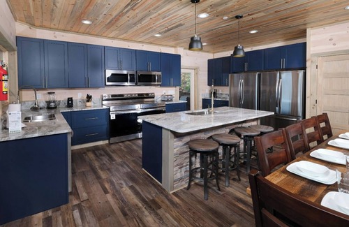 Gatlinburg - Pigeon Forge Cabin | Skyriver Falls - Spectacular Private Pool!