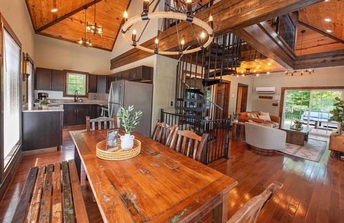 Lookout Valley Neighborhood Association Apartment | Skyuka Chalet Wooded Retreat | Spa, Pool, Firepit