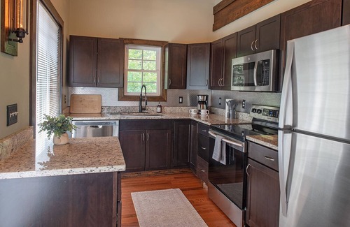 Lookout Valley Neighborhood Association Apartment | Skyuka Chalet Wooded Retreat | Spa, Pool, Firepit