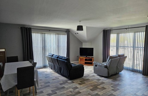 Londonderry Apartment | SkyView - 3-bedroom apartment in superb Strathfoyle with WiFi