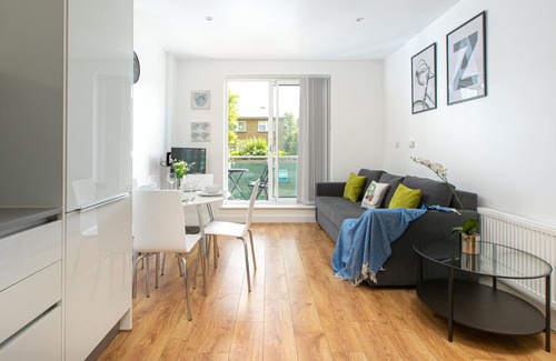 Grange House | SKYVILLION - 4BED HOUSE WITH GARDEN + PARKING NEAR The Galleria+University