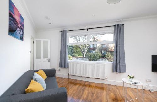 Turkey Street Apartment | Skyvillion - London Enfield 4 Bedroom Cosy House Free Parking Garden
