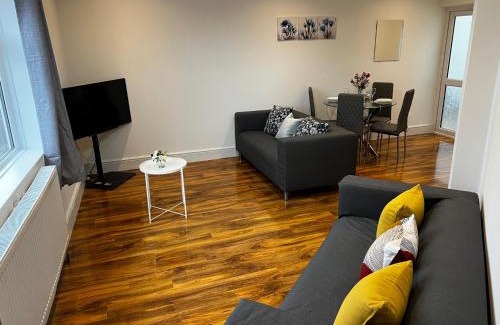 Turkey Street Apartment | Skyvillion - London Enfield 4 Bedroom Cosy House Free Parking Garden