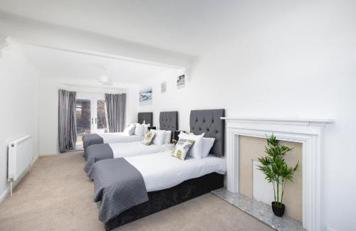 Turkey Street Apartment | Skyvillion - London Enfield 4 Bedroom Cosy House Free Parking Garden