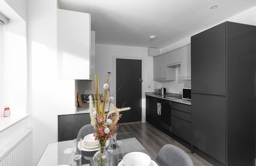 Enfield House | Skyvillion -Vineyard Court- Enfield 1-Bed w/Garden