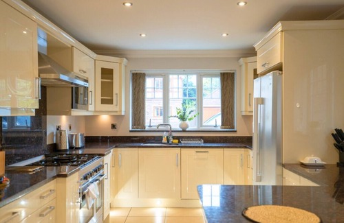 Marston Green House | Skyward Hse: 5BR 3Bath Balcony - Near HS2/NEC/BHX